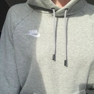 Nike hoodie - Grå Nike hoodie som ikte används längre🥰