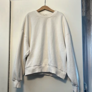 Sweatshirt strl xs - Sweatshirt från Ginatricot, väldigt fint skick!
