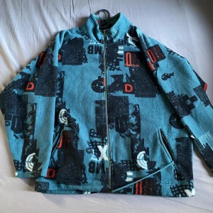 Vintage Reebok Fleece - Vintage Reebok fleece, nästan oanvänd. Den är fett rare och jävligt snygg. Storlek XL men kan funka som oversized L 