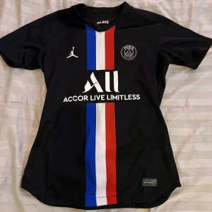 PSG T-shirt - säljer denna psg t-shirt, använt kanske 2 gånger, storlek s 💙🤍❤️