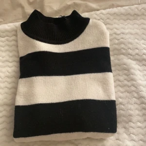 stickad tröja - finns ett litet hål i tröjan på anfra bilden men annars jättefin💕