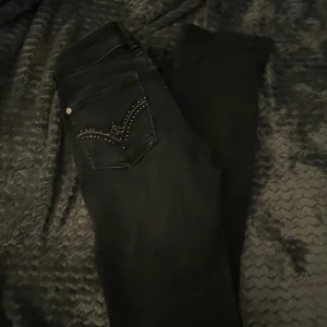 Gina jeans! - Säljer nu mina gamla Gina jeans från länge tillbaks! Finns ej längre. Dom har coola fickor därbak och är bootcut! Strl 24 men passar som xs-s ! Jätte fina köpa för 400 säljer för 130
