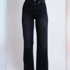 Jeans från madlady!  - Jeans från madlady i storlek 38! Aldrig använda, testade 2 gånger 🤍 nypris 600kr & jag säljer för 150kr 
