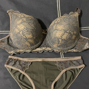 Trosa med bh - Blommig bh och trosa i en set. 