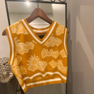 Somrig 70tals väst - Trendig 70 tals inspirerad väst. 