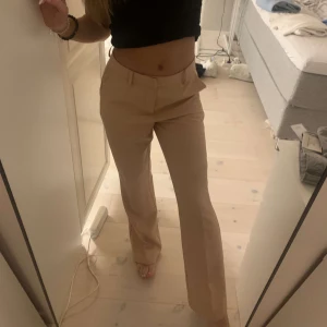 Rosa kostymbyxor  - Säljer dessa rosa kostymbyxor som är i fint skick!❤️‍🔥