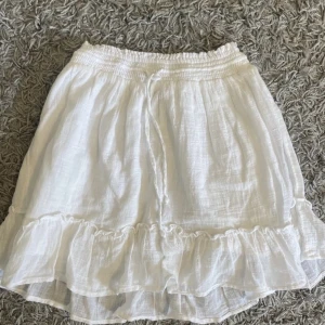 Vit kjol - Så söt vit kjol från hm. Jättefint skick🤍