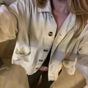 VÅR JACKA - Beige tunn jacka som passar perfekt till våren!💗 Sitter så snyggt! Skriv för fler bilder💓