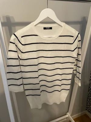 Randig tröja - Randig tröja från colloseum knitwear i storlek S. Aldrig använd så nyskick!✨ Köparen står för frakten, kan mötas upp i Kalmar
