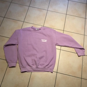 Vintage Supply Sweatshirt  - Köpt för någon månad sen på Zalando för 489 kr men inte kommit till någon användning så säljer den till nån som kan ha bättre nytta av den (Storlek S)