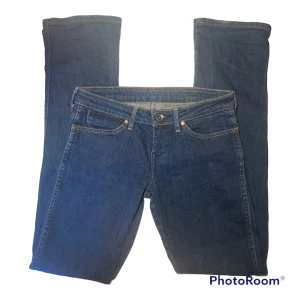 Lågmidjade wrangler jeans - Lågmidjade wrangler jeans! Super fina i bra skick 🤗 Säljer pga att de var för korta för mig! Skriv privat för mått. Storlek 27/34, skulle uppskatta det som en S ungefär? 😌