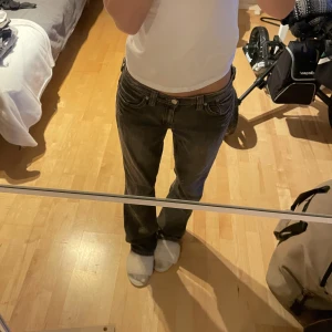 Levis jeans - Jätte coola Levis jeans, lågmidjade och gråa. Köpt second hand, säljer pga att jag inte använder dom längre. Jag har vanligtvis S och är 169cm.