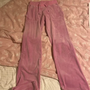 Juicy byxor  - Ett par jättefina juicy byxor i ljusrosa! Fråga om ni har frågor❤️ Trycke ej på köp nu, kan sänka priset vid snabb affär