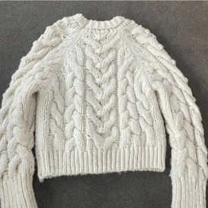 Mysig stickad tröja - Säljer denna stickade tröja från Zara som endast används 3 gånger och är i superbra sick. Kontakta för fler bilder🌸