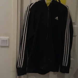 Adidas zip up hoddie - Säljer denna adidas hoodie då den blivit lite för liten för mig💗Tröjan är från början i storlek L men skulle säga att den passar även M då den är använd ett flertal gånger