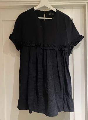Svart klänning från Zara - Svart loose fit sommarklänning. Undershorts. Dolda fickor. Öppning i ryggen. Storlek S. 