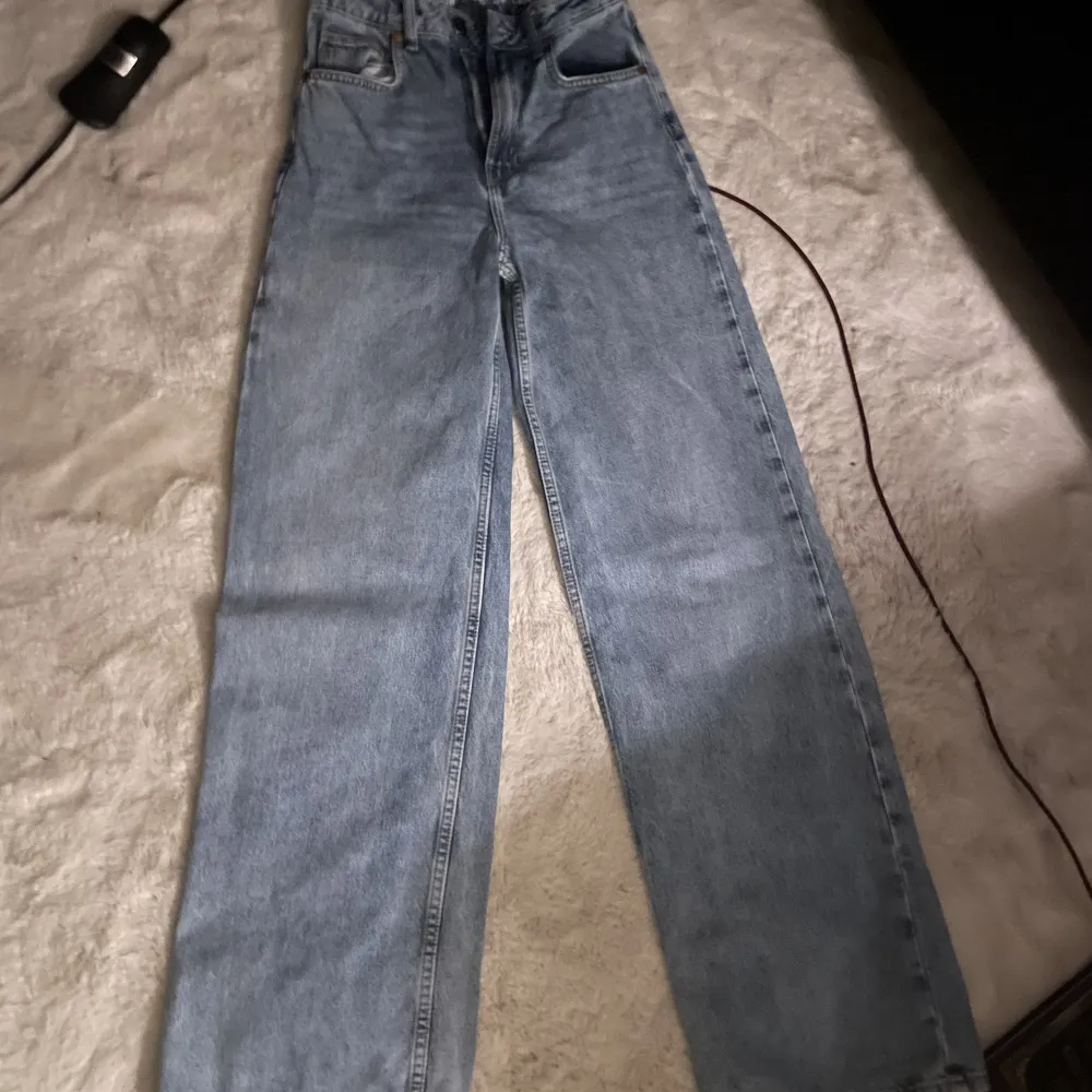 Likadana som de andra jeansen jag säljer från carlings fast i blå💙Använda en gång sen blev de alldeles för små💙SPÅRBAR FRAKT . Jeans & Byxor.