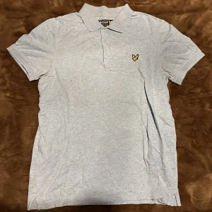 Lyle and Scott Pike M - Ljusblå Pike från Lyle & Scott i storlek Medium💯