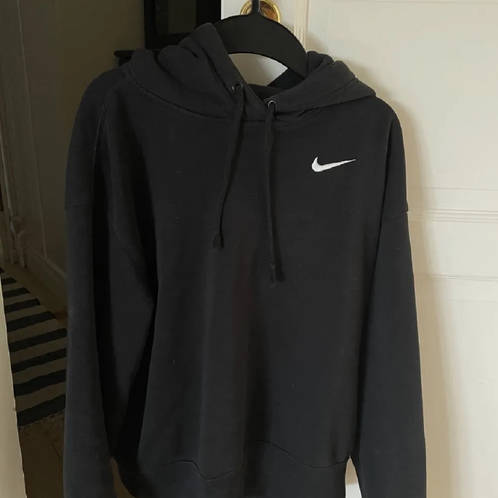 Svart Nike hoodie som inte kommer till användning. Bra skick !. Hoodies.