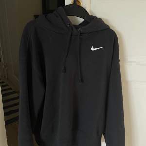 Svart Nike hoodie som inte kommer till användning. Bra skick !