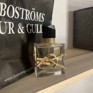 Yves Saint Laurent  - Luktar så gott!!😍 Säljer min nya helt oanvända Libre Perfym då jag råkade beställa 2 st. Nypris 730