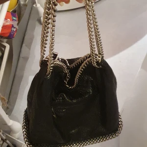 Äkta tiamo - I mycket bra skick och tar mycket söker .pan kan ha den i olika stil