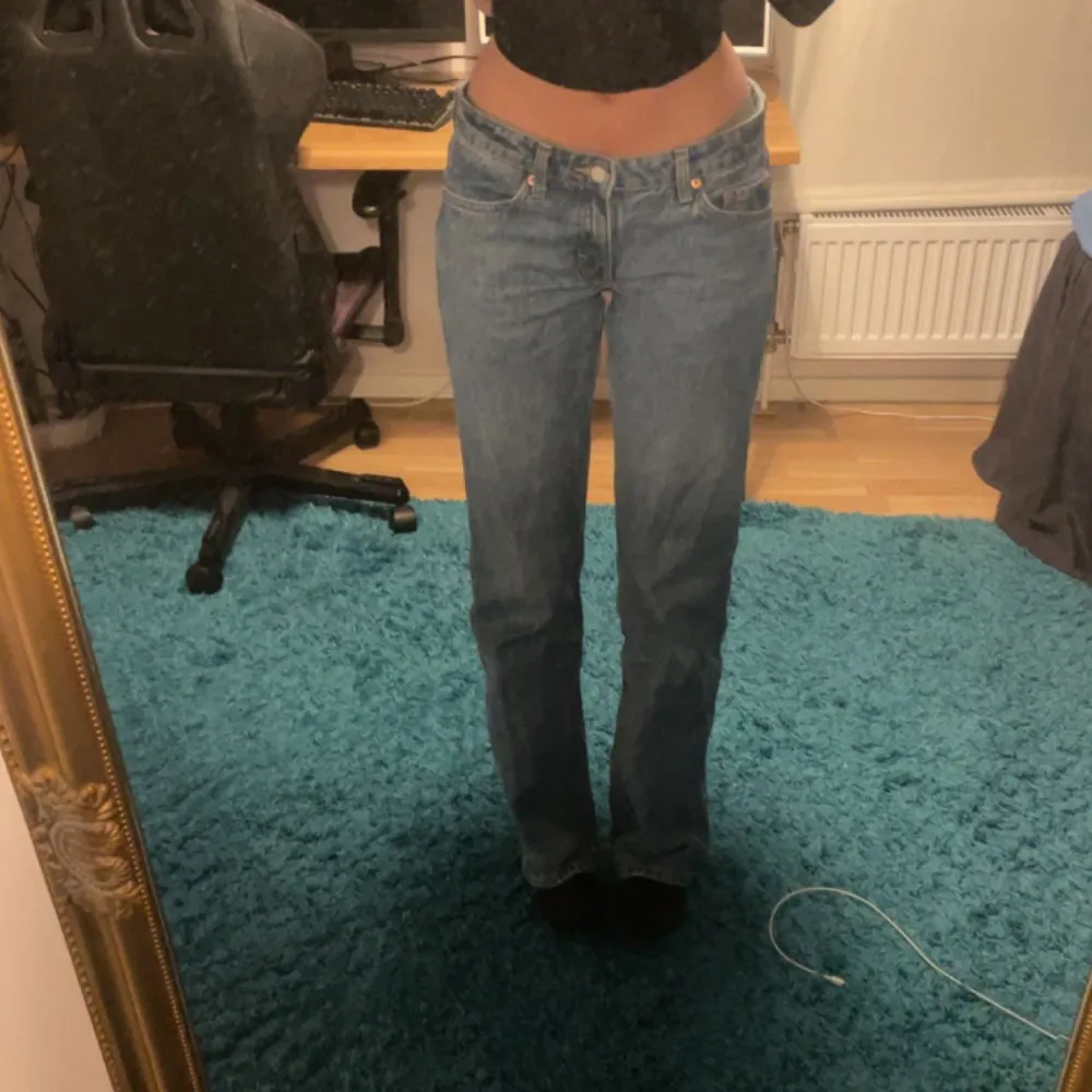 Jag säljer dessa jeans från weekday i modellen arrow. Har väldigt mycket jeans och känner att jag måste göra mig av utav några därav valet att sälja ! Byxorna är i jätte fint skick och passar mig som är runt 170, nypris är 500kr❤️. Jeans & Byxor.