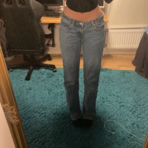 Weekday arrow - Jag säljer dessa jeans från weekday i modellen arrow. Har väldigt mycket jeans och känner att jag måste göra mig av utav några därav valet att sälja ! Byxorna är i jätte fint skick och passar mig som är runt 170, nypris är 500kr❤️