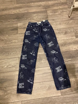 Looney toons jeans - Ett år super söta jeans som knappt är använda! 