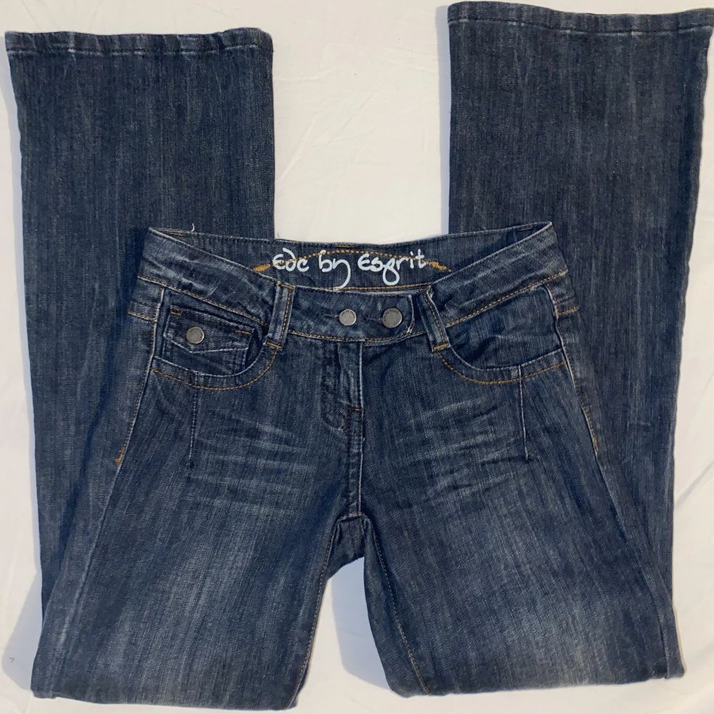 EDC by esprit jätte söta lågmidjade jeans från esprit som jag köpte här på plick, har tyvärr inga bilder och är ej kapabel till att visa hur jeansen ser ut på pga storleken. men jätte fina fickor och jätte snygg tvätt på dem!  står storlek ”158””13 years”. Jeans & Byxor.