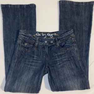 low waist  - EDC by esprit jätte söta lågmidjade jeans från esprit som jag köpte här på plick, har tyvärr inga bilder och är ej kapabel till att visa hur jeansen ser ut på pga storleken. men jätte fina fickor och jätte snygg tvätt på dem!  står storlek ”158””13 years”