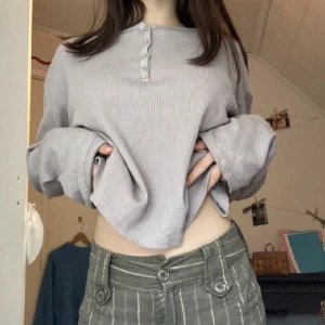 Brandy tröja - Jättesöt brandy tröja, fick aldrig chansen att använda den så den är i princip nyskick! den är en blandning av färger, grå fast med lite lila tones typ:)⭐️ 