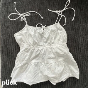 Topp - Jätte fin topp fem h&m som köptes förra sommarn men kom nästan aldrig till användning och mest legat i garderoben❤️