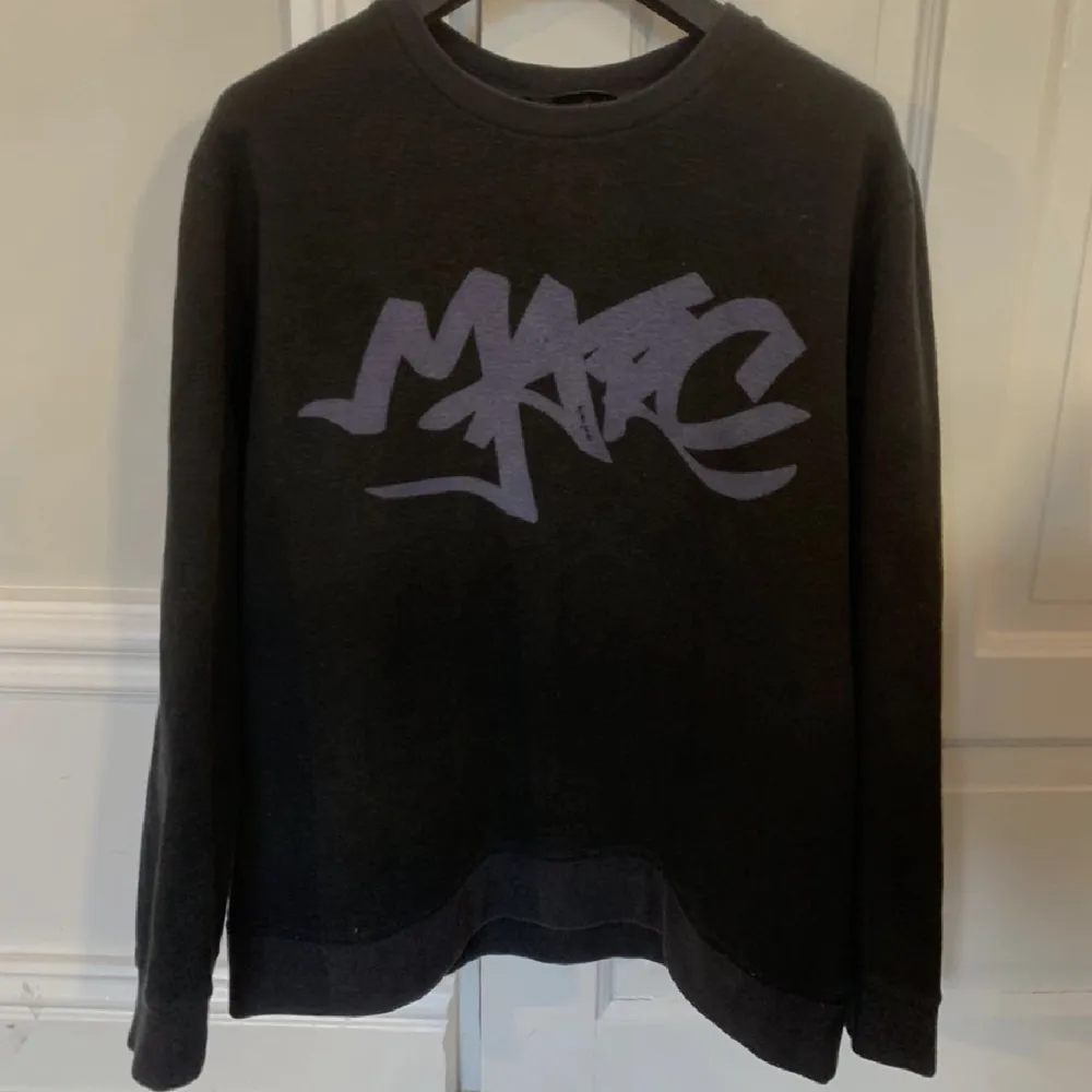 Säljer denna super snygga Marc Jacobs tröjan!! Bilderna är från förra ägaren (finns bara dessa bilder)!❤️. Toppar.