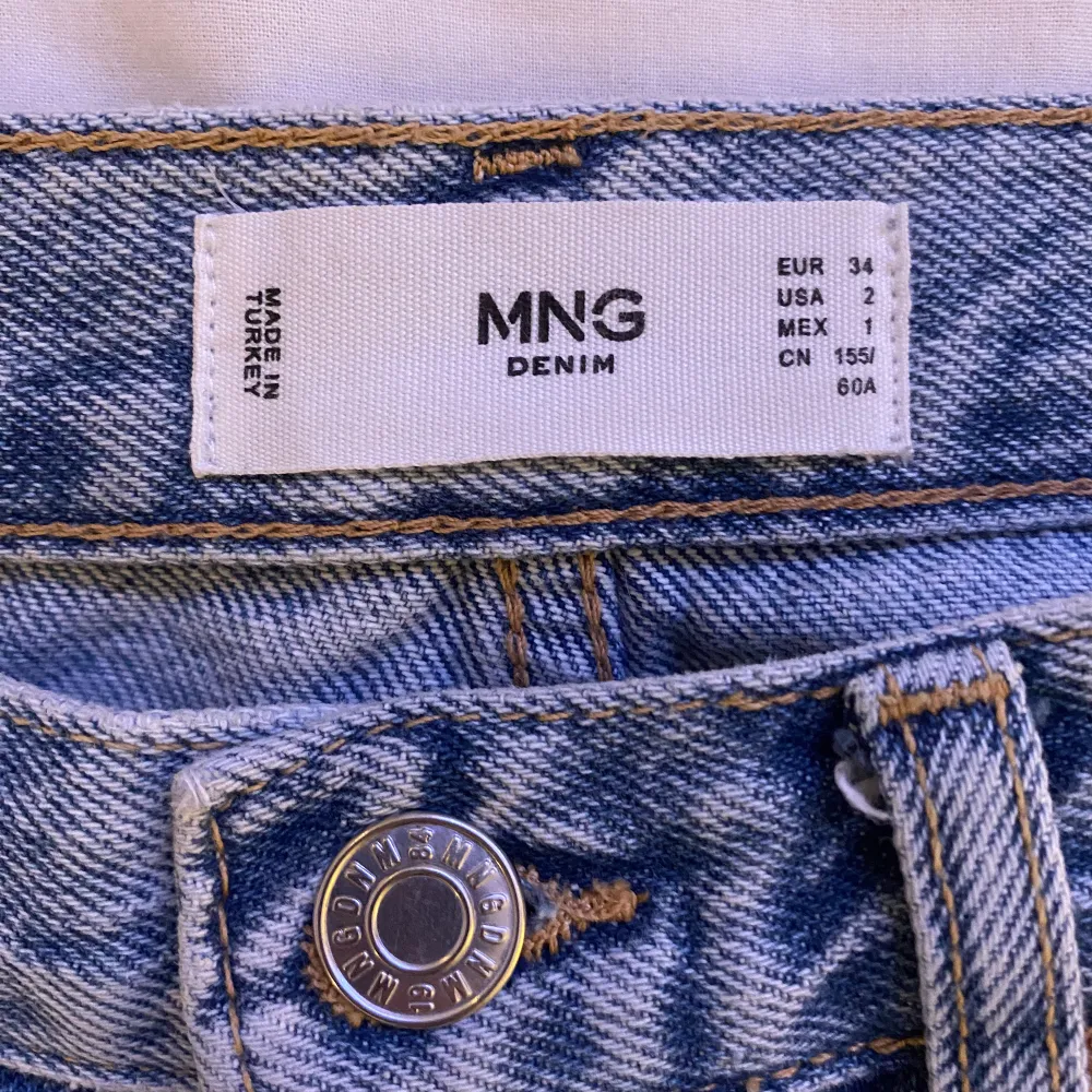 Ett par superfina jeans från Mango, nästan helt oanvända, väldigt bra skick, straight mid waist, strl 34💫💗. Jeans & Byxor.