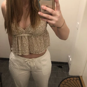 Topp - Söt sommar topp i bra skick💕 Storlek M. Syns inte så bra på bilden men den är vit med rosa blommor på.🌸 Säljer pågrund av att den inte kommer till användning.