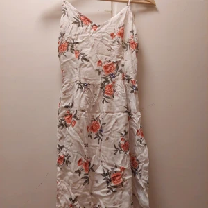 H&M, S - En vit blommig klänning i st S, använd en gång. Den är i bra skick. Den sitter över knäna, ca mitten av låret. En jätte bra midsommar klänning eller skolavslutning.  60kr+frakt