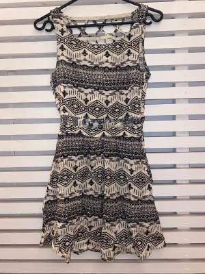 Sommarklänning  - Jättefin sommarklänning med nästan öppen rygg (stora öppna rutor på ryggen), endast använd 2 gånger, så i väldigt fint skick.