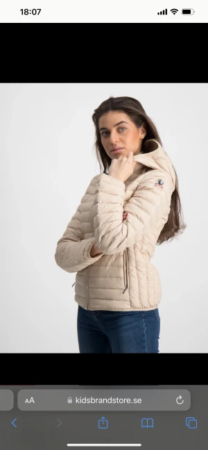 Parajumper jacka - Beige parajumper jacka, är egentligen en barnstorlek men passar mig som har xs.  Har använt den 2 gånger men det är inte riktigt min färg. Jag har egna bilder om det önskas.  Är köpt på Johnells i Kungens Kurva