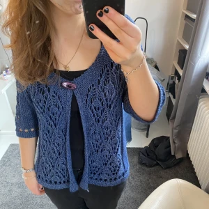 Stickad virkad kofta humana  - Superrrrr snyg kofta köpt från humana second hand blått med en lilla knapp. Super snygg till helg!❤️🤗