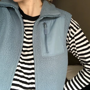 Fleeceväst  - En fin blå fleeceväst som passar till det mesta. Använd endast ett par gånger! 