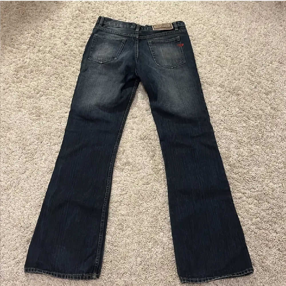 Säljer mina lågmidjade Bootcut jeans från diesel som jag köpte på plick🫶🏻 midjemått 80 och innerbenlängd 82/83💕. Jeans & Byxor.