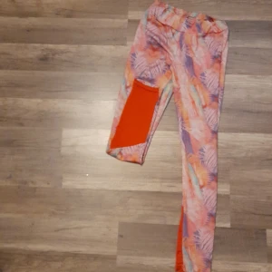 Set - Super bra sick tröjan är jätte mysig och håller en varm storleken på den är M och byxorna har storlek158/164