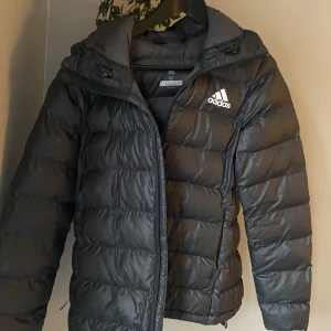 Adidas jacka  - En tjockare höst/vinter Adidas jacka. Figursydd 