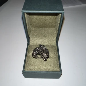 Ring drake - Så cool ring med drake, mörkt silverfärgad. Passar xs/s/m i ringar 💞 möts upp på Östermalm eller fraktar!