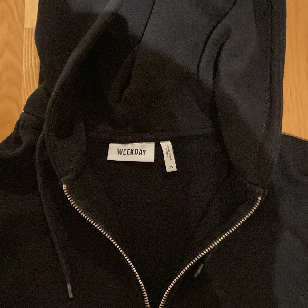 Säljer en svart zip hoodie från weekday i storlek xs. Den är använd två gånger, fortfarande i nyskick, inga fläckar eller märken. Skicka dm för frågor eller fler bilder. Köparen står såklart för frakten.. Hoodies.