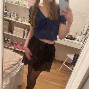 Marinblå topp - Så söt topp från shein💞Säljer då jag har för många toppar. Kan ta fler bilder om det behövs! Köparen står för frakten💗