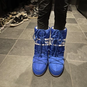 Moonboots - Säljer mina blåa moonboots i nyskick pågrund av att dem inte används. De är använda Max 2 gånger! Nypris: 1500