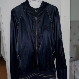 Jacka D&G - Köpt i Italien, äkta D&G jacka i satin. Pris kan diskuteras vid snabb affär 