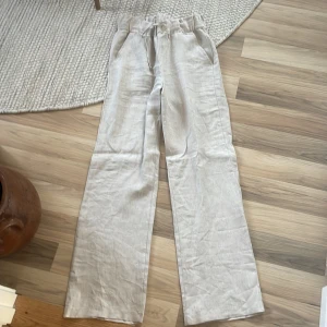 A-dsgn linnebyxor  - Helt nya linnebyxor från A-dsgn, aldrig använda, endast testade.  Nypris: 899kr Priset går att diskuteras vid intresse. 